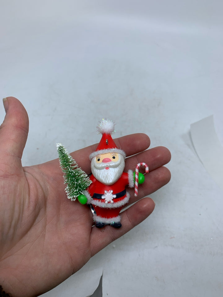 IN BOX HEIRLOOM SANTA HALLMARK ORNAMENT.