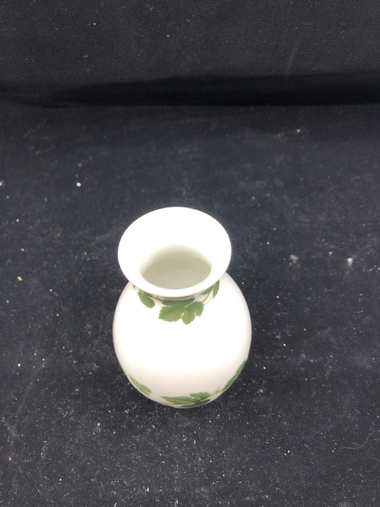 VTG WEINLAUB WHITE W GREEN LEAVES VASE- GERMANY.