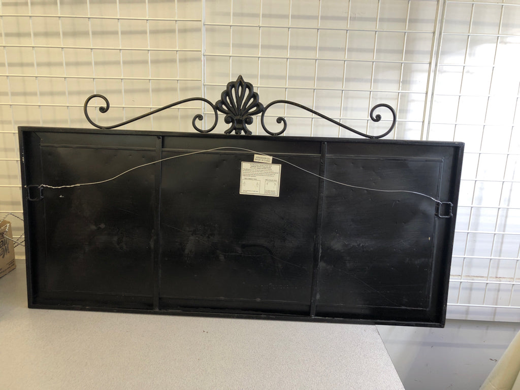 LIVE/LAUGH/LOVE SCROLL METAL WALL ART.