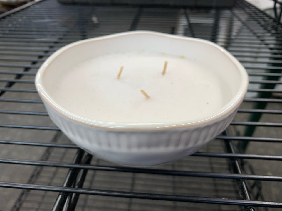 VANILLA PUMPKIN CANDLE.