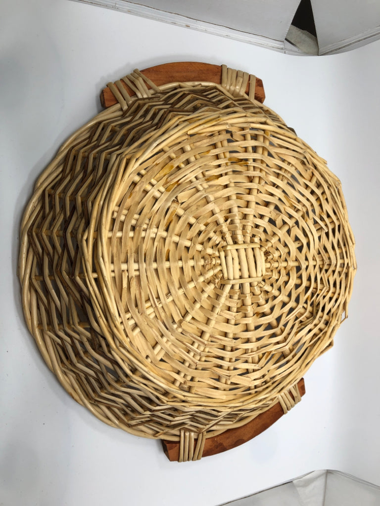 ROUND WOVEN BASKET TRAY W/WOOD HANDLES.