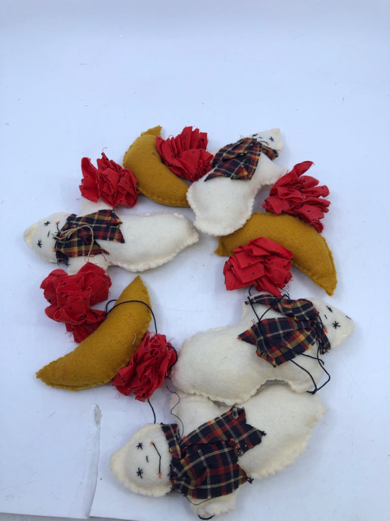 FELT GHOSTS AND MOONS GARLAND.