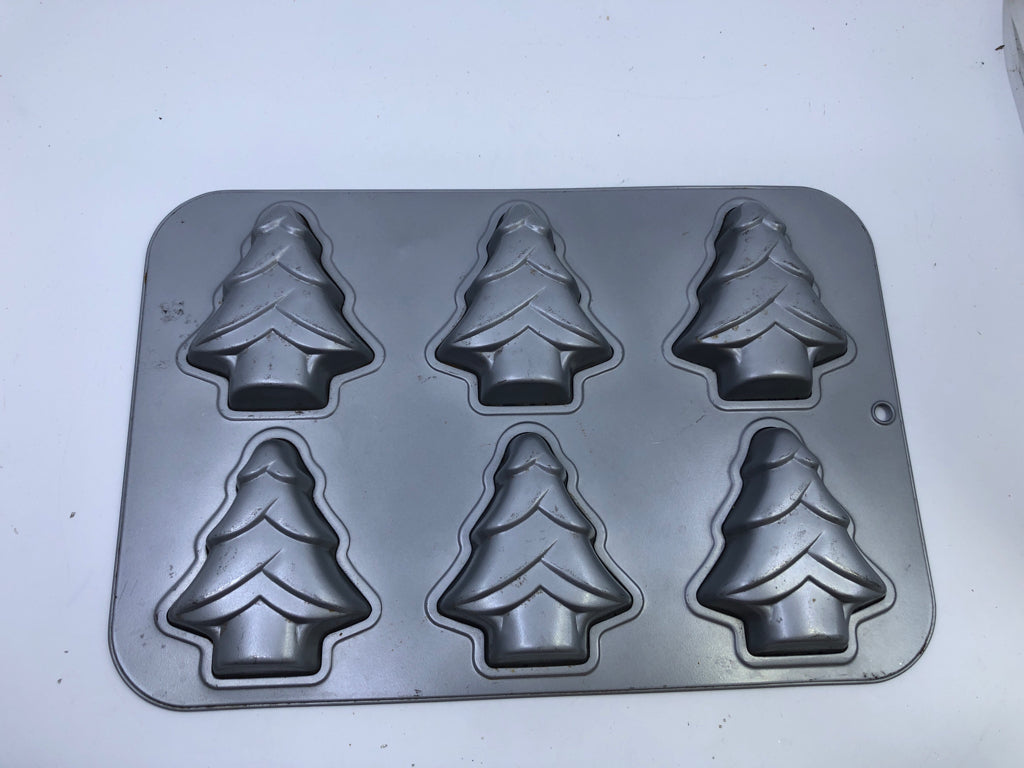 CHRISTMAS TREE CAKE PAN.