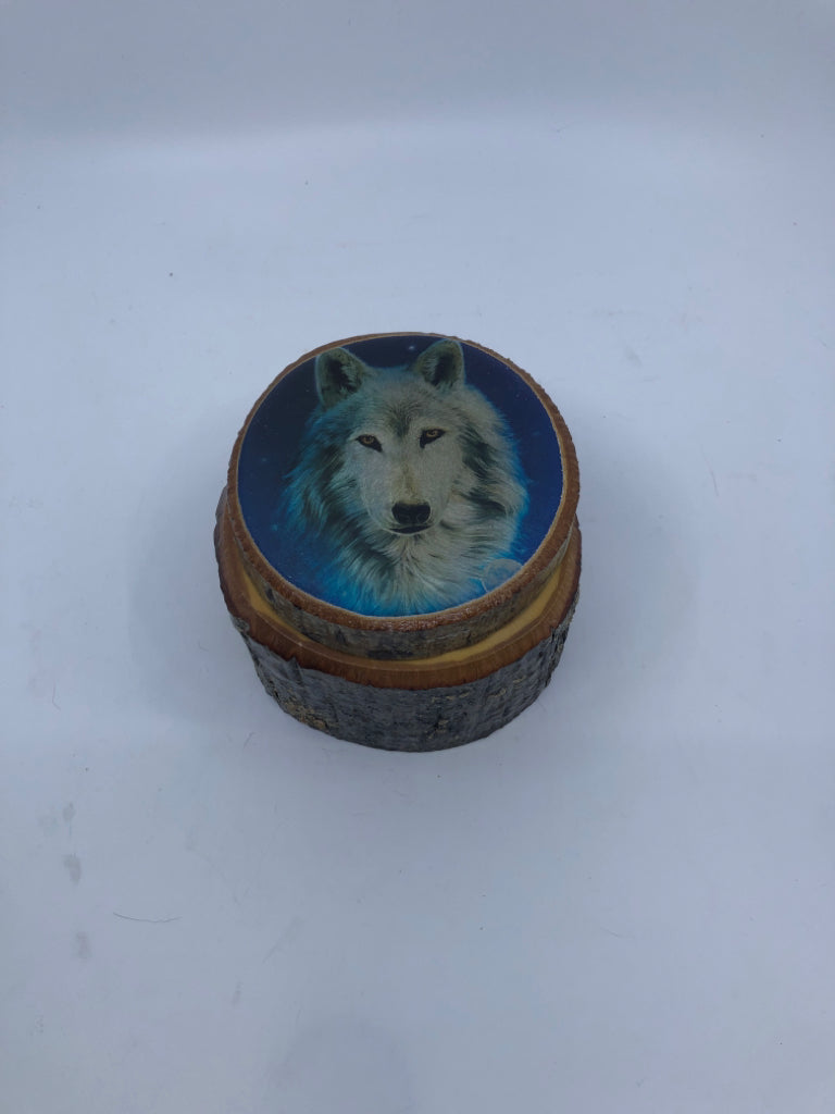 WOLF WOOD TRINKET BOX.