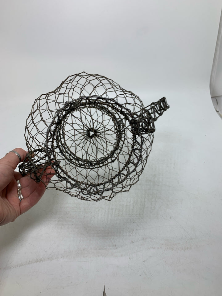 WIRE SHAPED TEAPOT DECOR.