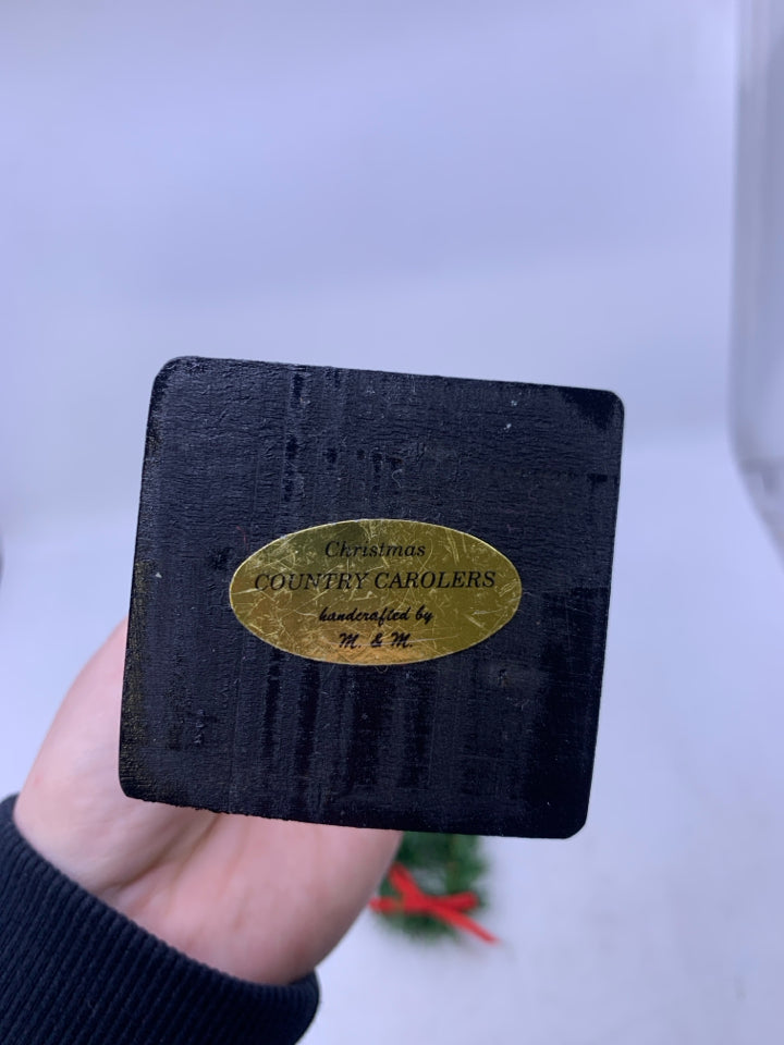 COUNTRY CAROLERS WOOD LIGHT POST W/ WREATH/ 12 "H