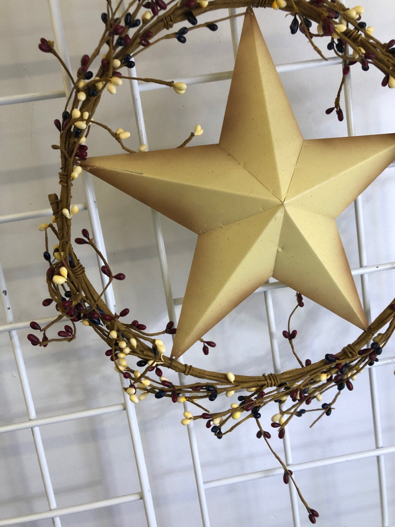 PIP BERRIES W YELLOW METAL STAR WREATH.