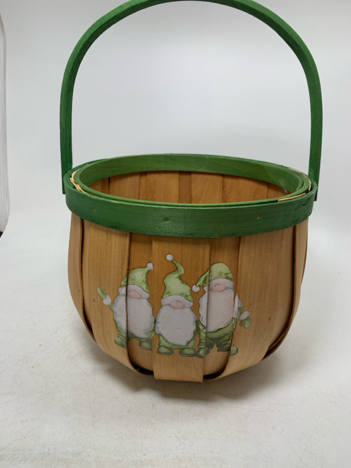 BASKET W/ 3 GNOMES W/ GREEN SANTA HATS.