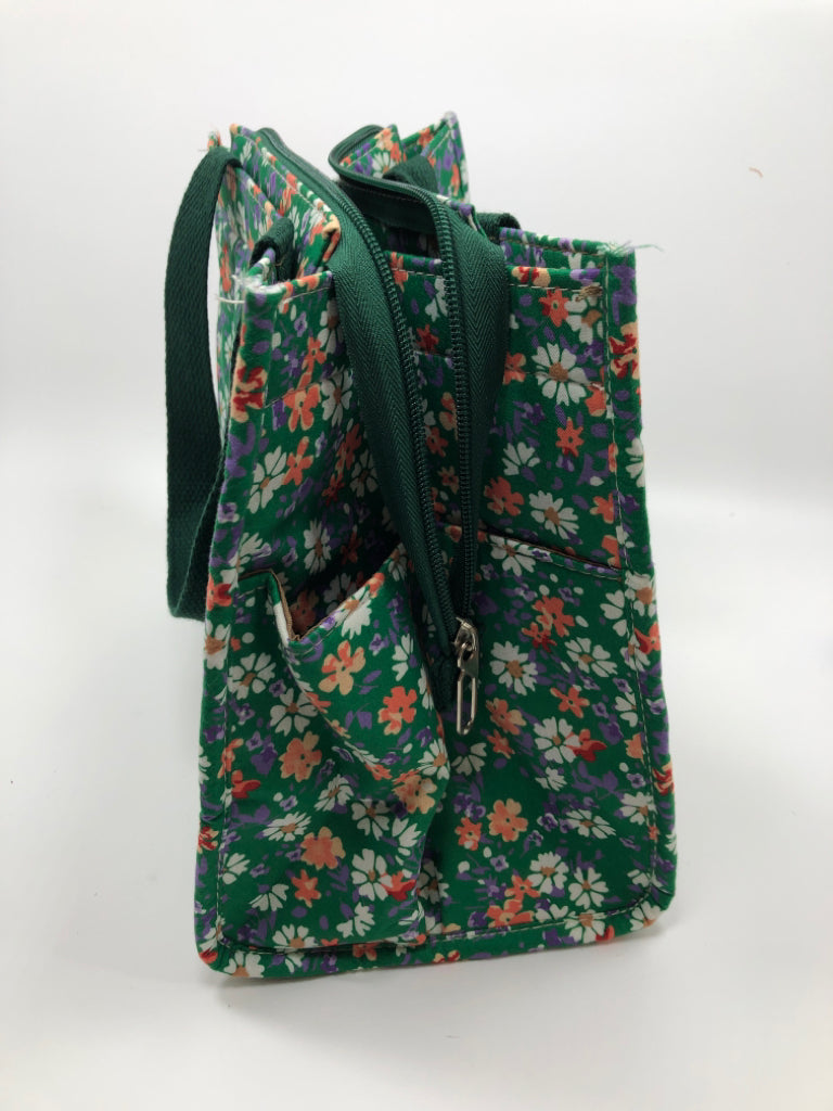GREEN FLORAL PRINT INSULATED TOTE BAG.