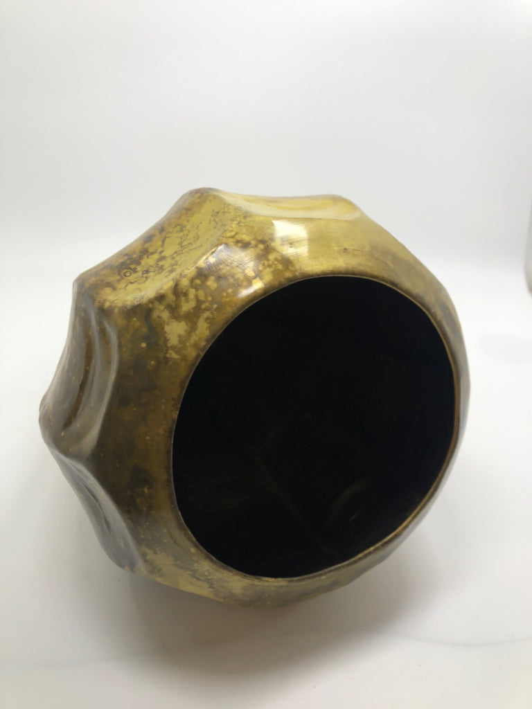 GOLD METAL GOURD DECOR.