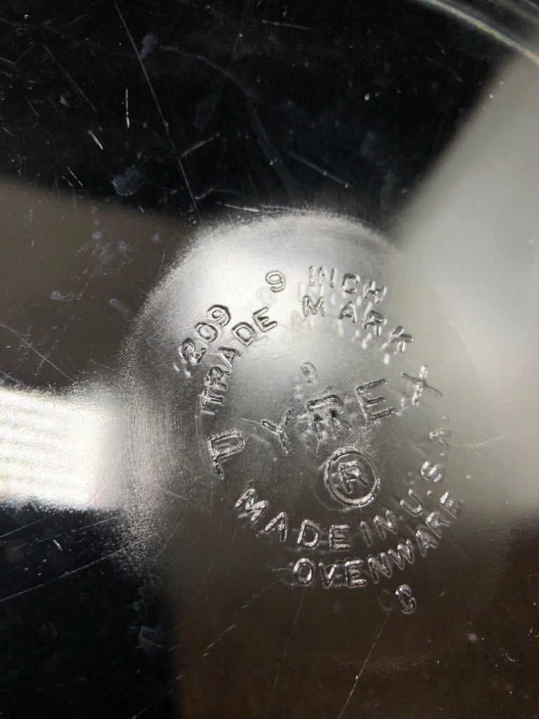 CLEAR ROUND PYREX BAKING DISH.