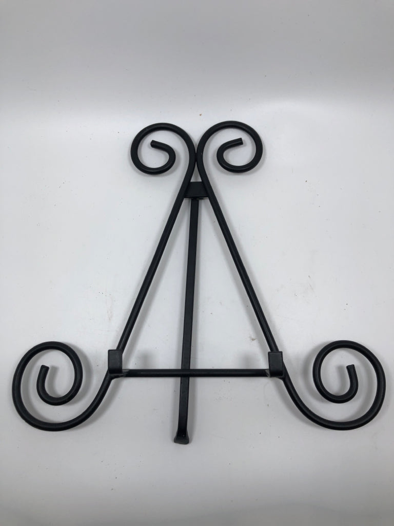 METAL SCROLL STAND.