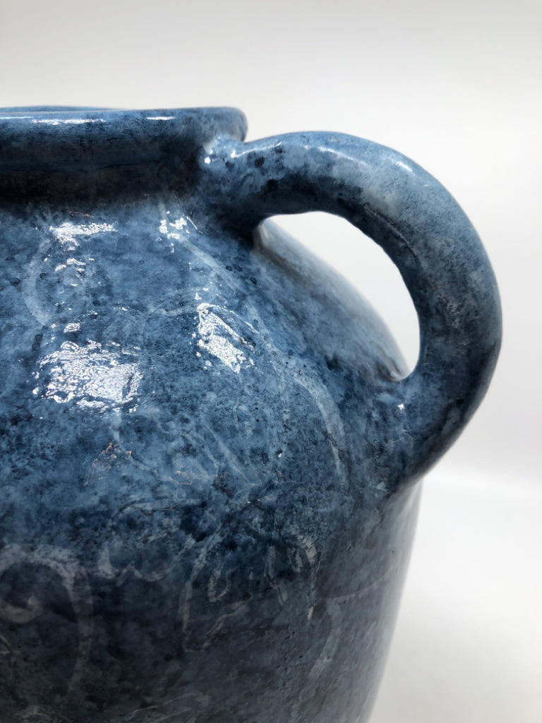 BLUE TERRA COTTA SHORT NECK VASE W/ HANDLE W/ FLORAL DESIGN.
