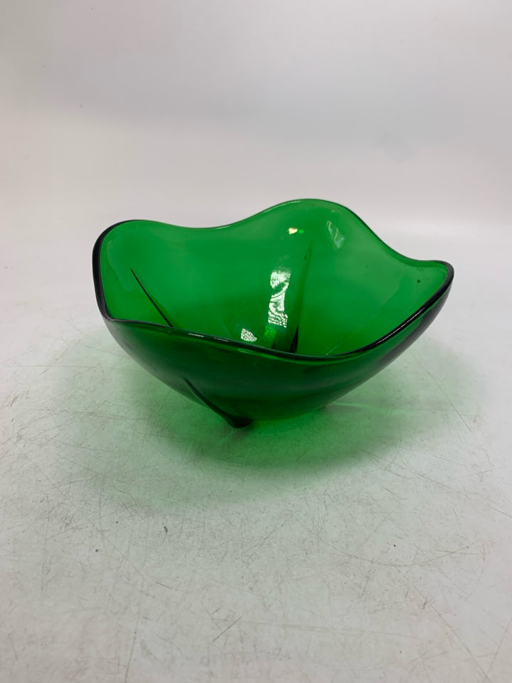DARK GREEN GLASS BOWL W/ ROUNDED POINT EDGES.