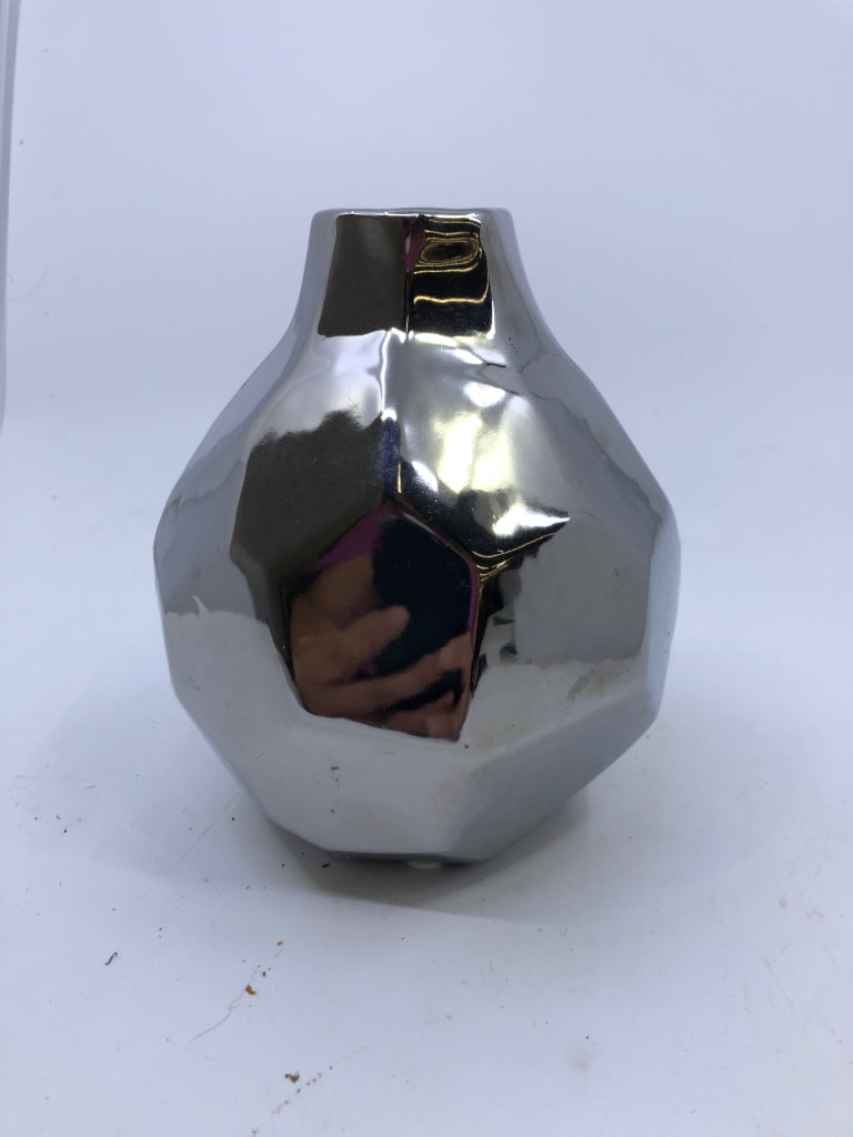 METAL GEOMETRIC BUD VASE.