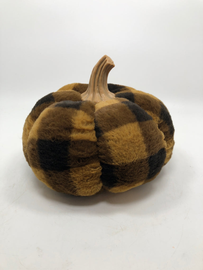CHECKERED FLUFFY PUMPKIN.