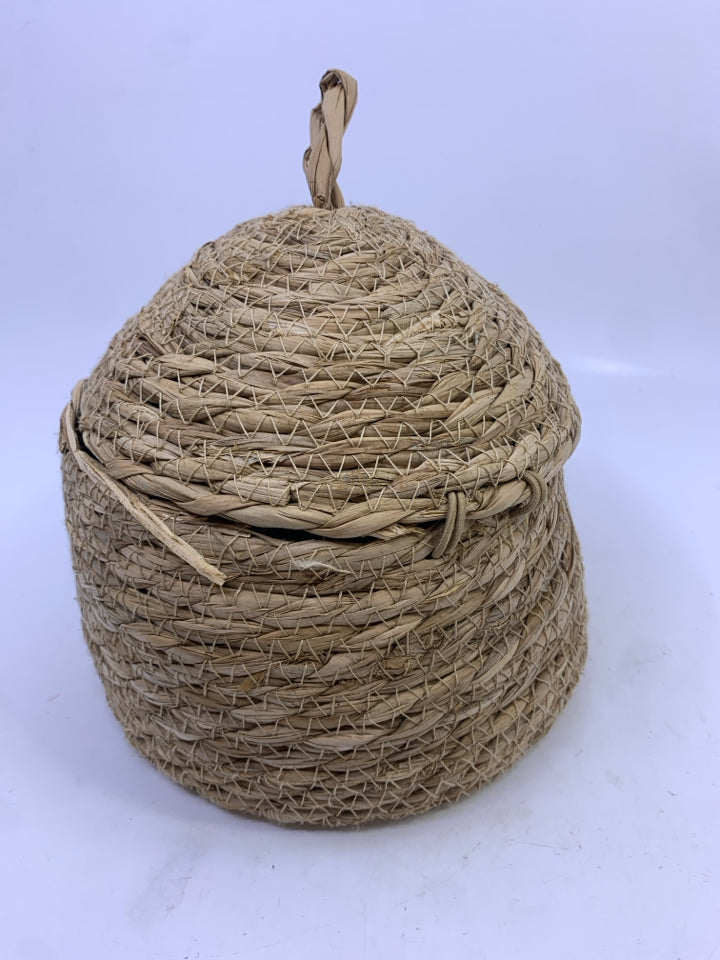 WICKER BEEHIVE W LID.