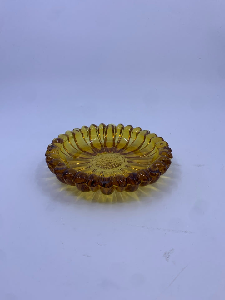 VTG AMBER GLASS FLOWER SHAPED CATCH ALL DISH.