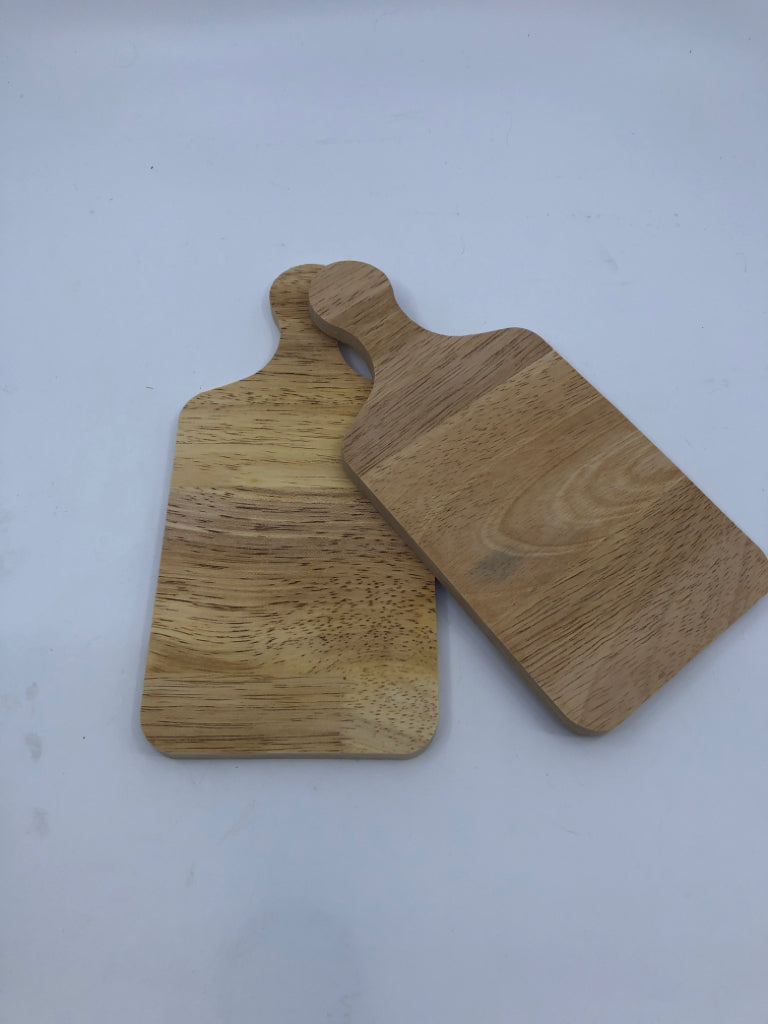 2 BLONDE WOOD SERVING BOARDS.