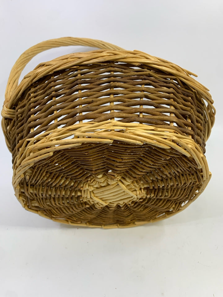 WOVEN CIRCULAR 2-TONED BASKET W/TALL HANDLE.