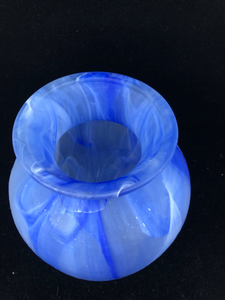 BLUE/WHITE SWIRL GLASS VASE.