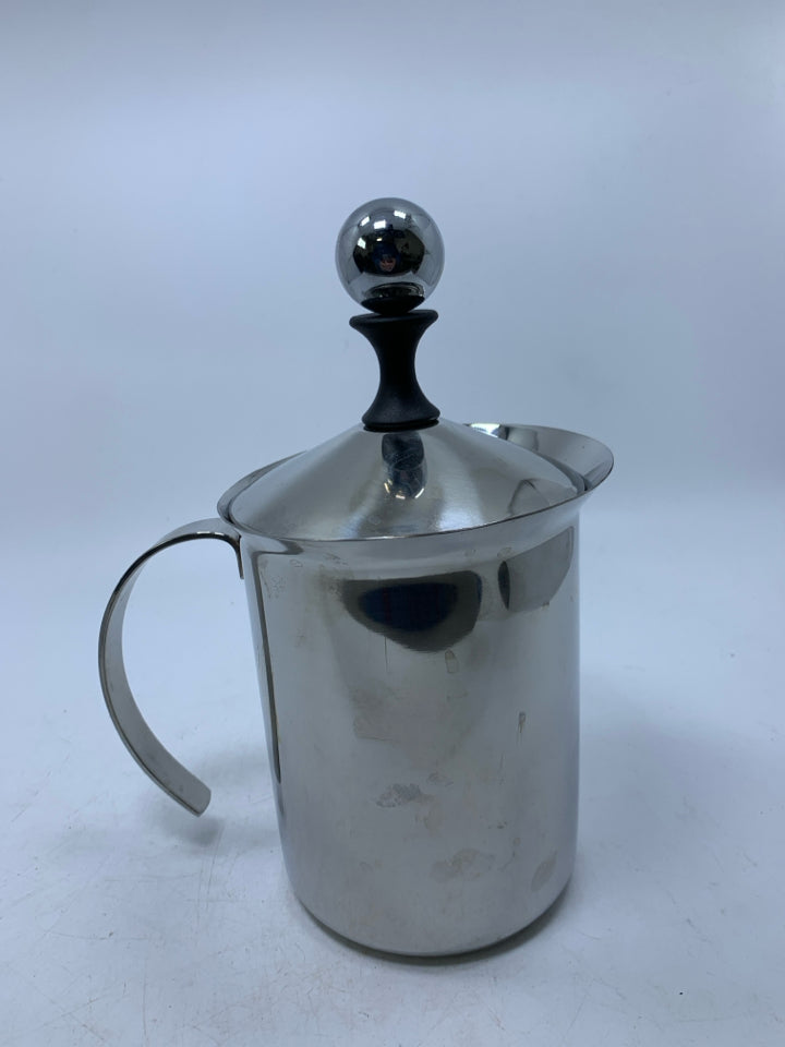 STAINLESS STEEL CREAMER W/ PRESS/HANDLE.