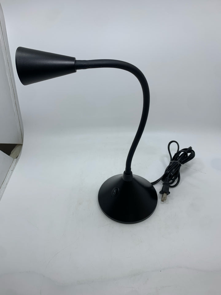 FLEXIBLE GOOSENECK DESK LAMP.