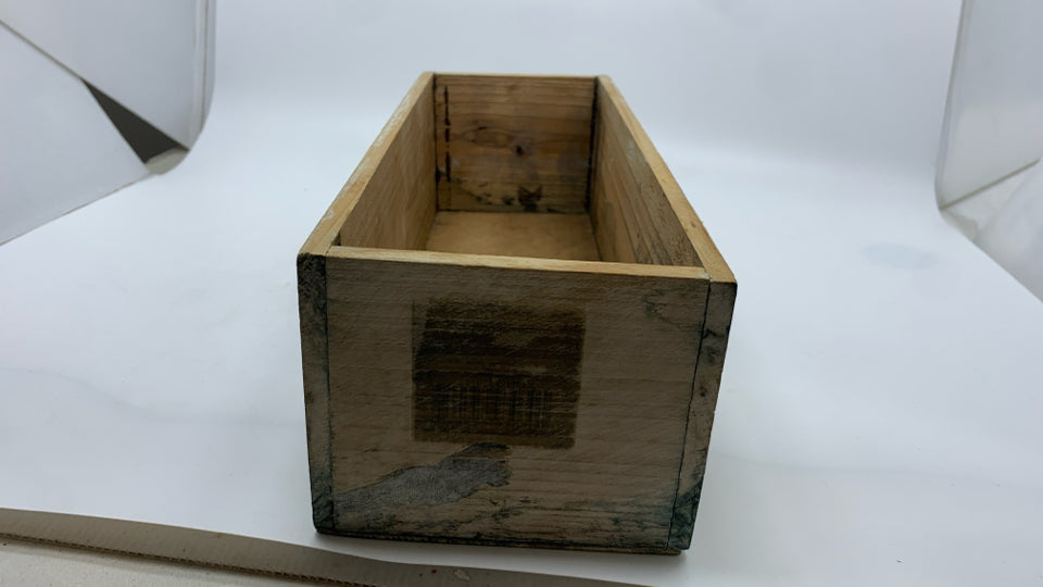 DISTRESSED "HERBS" CRATE.