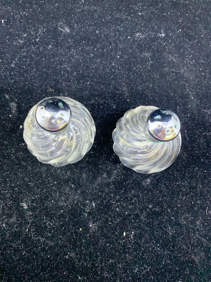 2 SMALL CLEAR ROUND SALT AND PEPPER SHAKERS.
