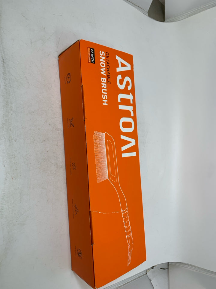 NIB DETACHABLE SNOW BRUSH.