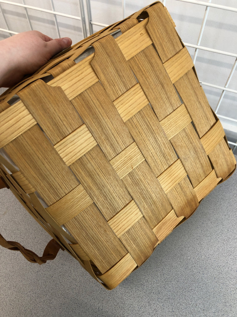 SERVING BASKET W/BRAIDED HANDLES AND PLASTIC INSERT.