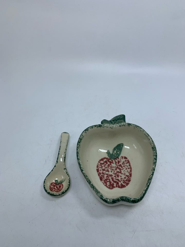 2PC APPLE SHAPED GRAVY BOAT W/ GREEN SPONGE DETAIL W/ SPOON.