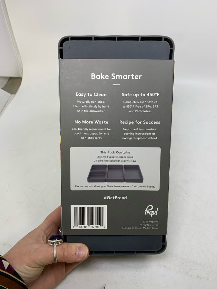 NIP 4 PC NON STICK SILICONE BAKING SHEETS.