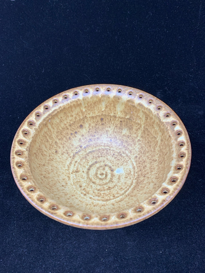 BROWN POTTERY BOWL W/CIRCLE EDGE DETAIL.