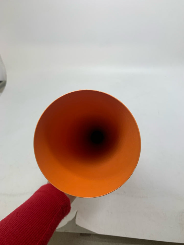 METAL CIRCLE BASE FLARED NECK VASE.