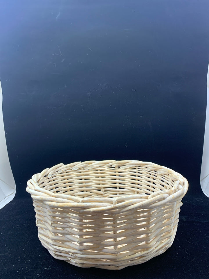 CIRCLE WHITE WASHED BASKET NO HANDLE.