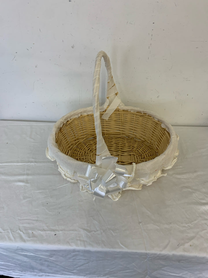 LARGE BLONDE BASKET W WHITE.