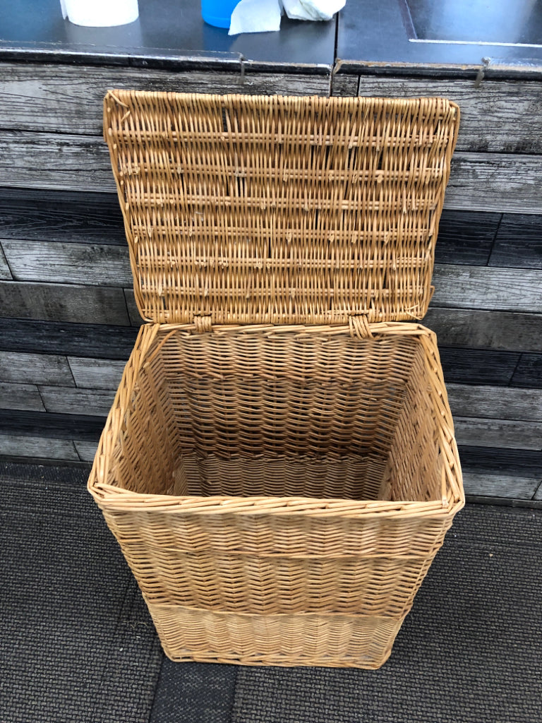 WOVEN HAMPER.