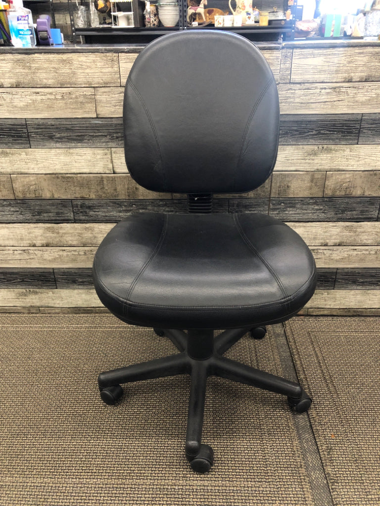 BLACK LEATHER SWIVEL OFFICE CHAIR.