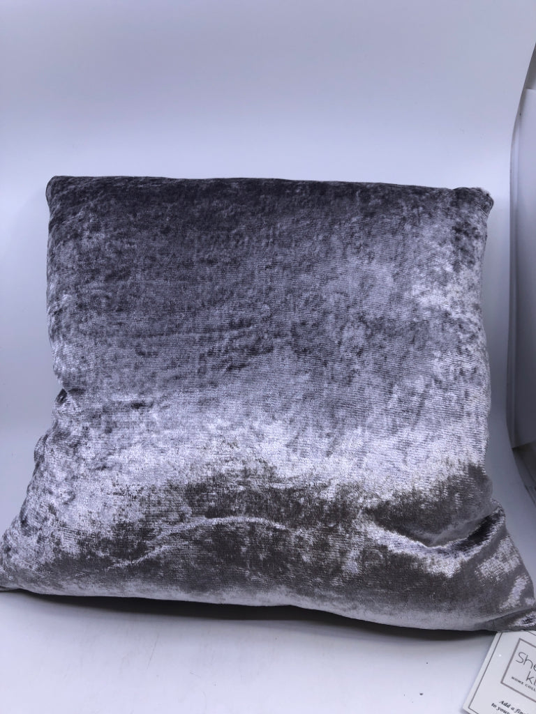SILVER VELOUR PILLOW.