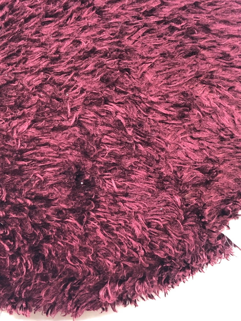 ROUND MAROON PILLOW.
