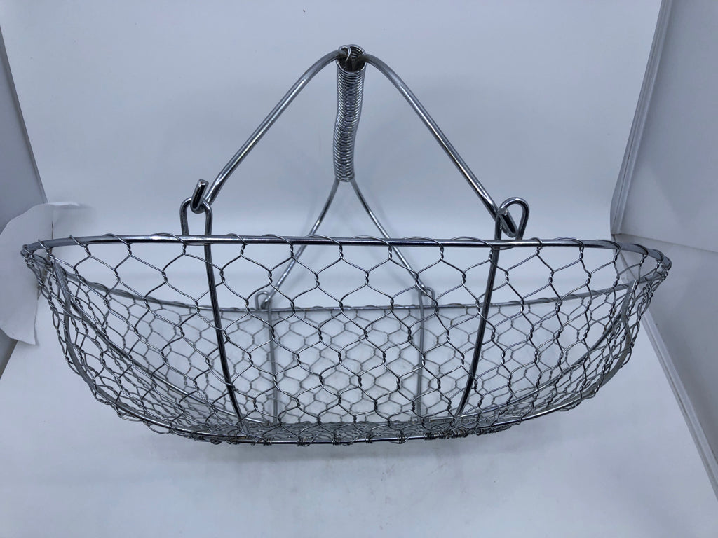 SILVER METAL CHICKEN WIRE BASKET W/ HANDLE.