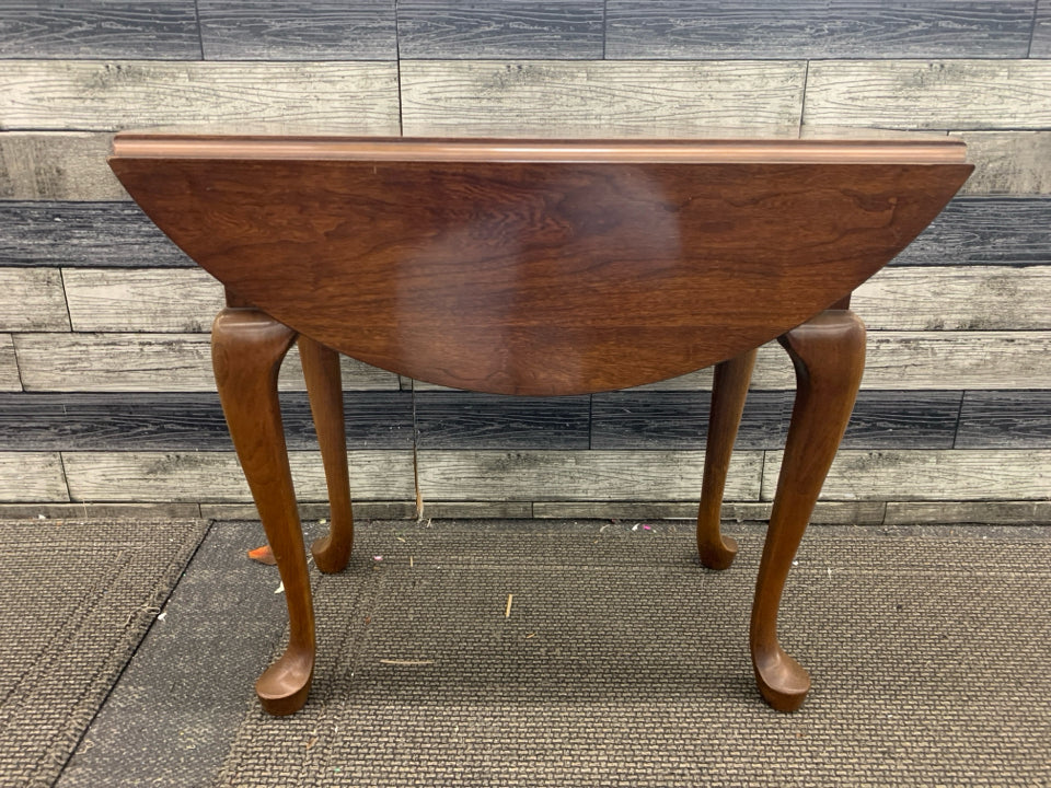 DROP SIDE DK WOOD END TABLE W/CURVED LEGS.