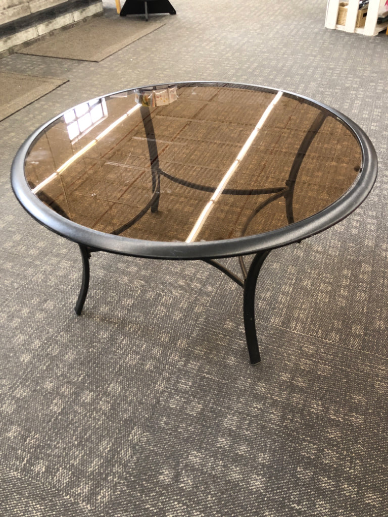 ROUND BLACK METAL COFFEE TABLE W/BROWN GLASS TOP.