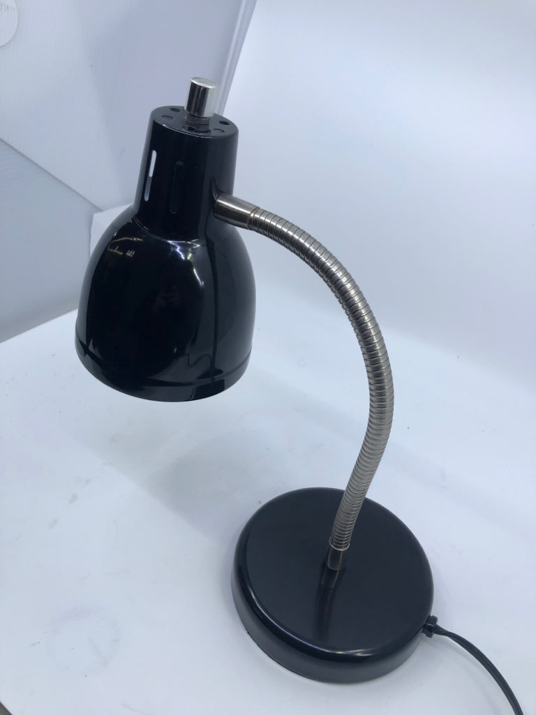 BLACK METAL ADJUSTABLE DESK LAMP.