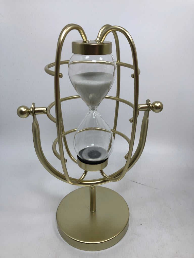 SUSPENDED GOLD SAND TIMER.