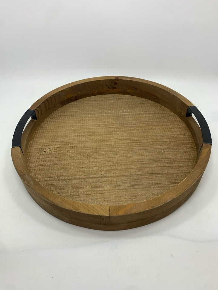 ROUND WOOD TRAY W/BLACK METAL HANDLES.