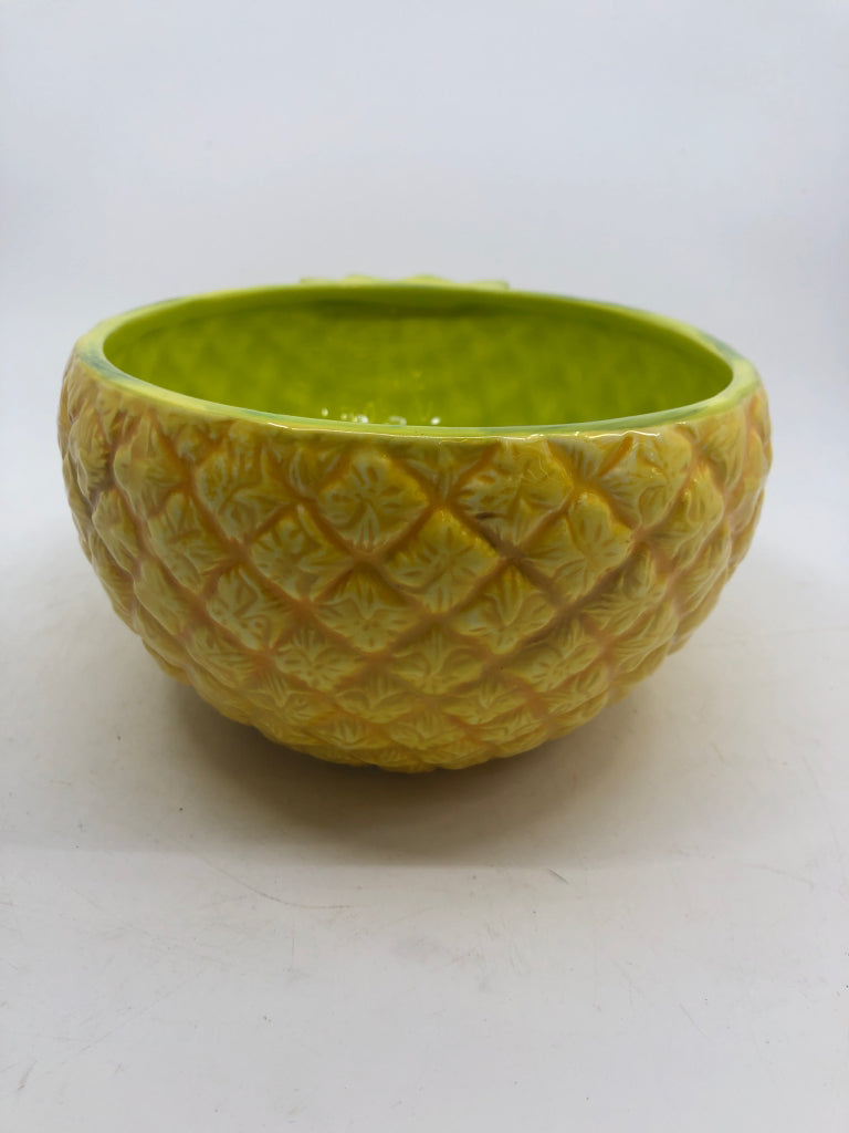 CERAMIC TEXTURED PINEAPPLE SHAPED BOWL.