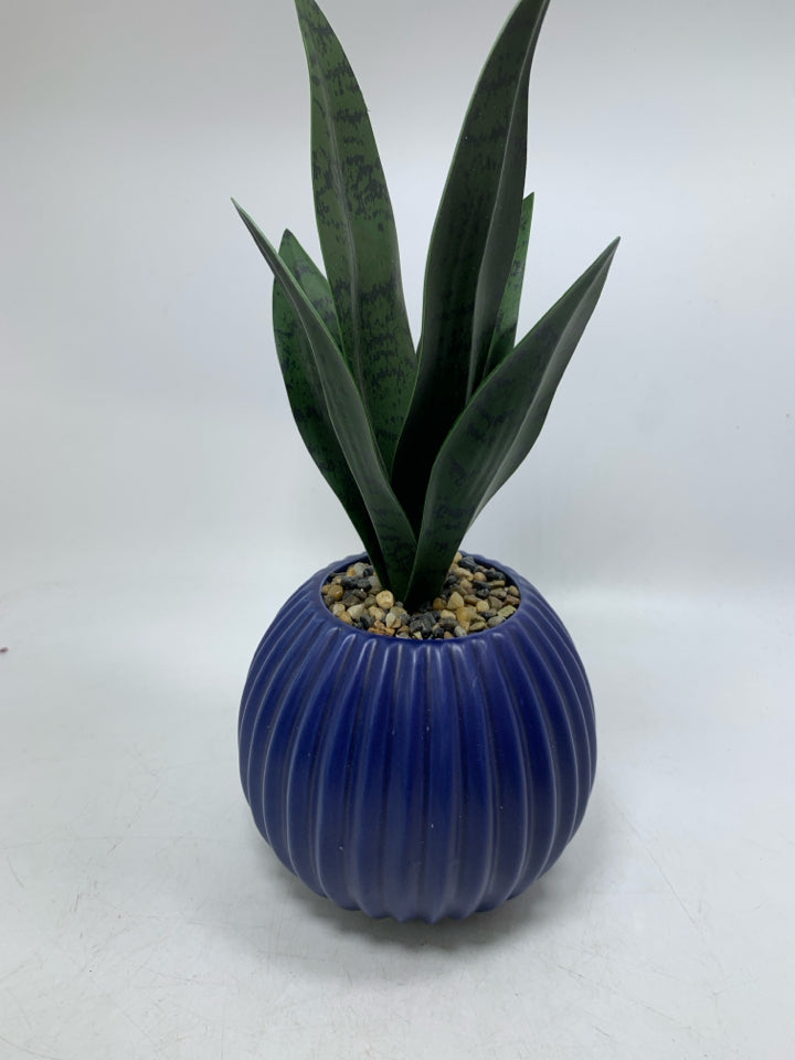 DARK BLUE RIBBED VASE W/ FAUX LEAVES.