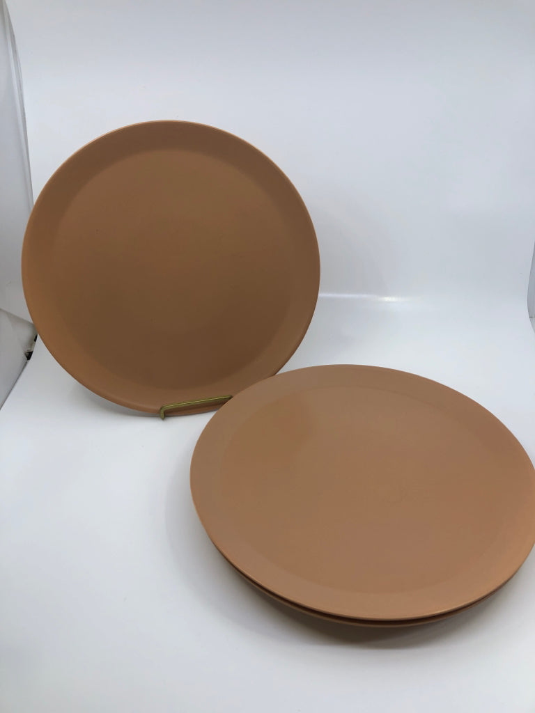 4 ROUND BROWN MATTE PLATES.